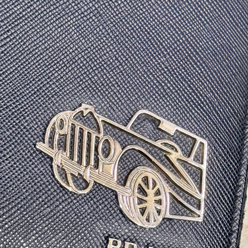 未使用✨專櫃近四萬！Prada黑色防刮牛皮拉鍊長夾  商務長夾 護照錢包 卡層多 有拉鍊零錢-1