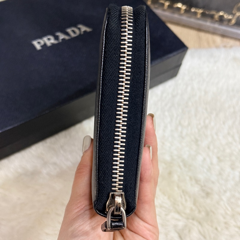 未使用✨專櫃近四萬！Prada黑色防刮牛皮拉鍊長夾  商務長夾 護照錢包 卡層多 有拉鍊零錢-21