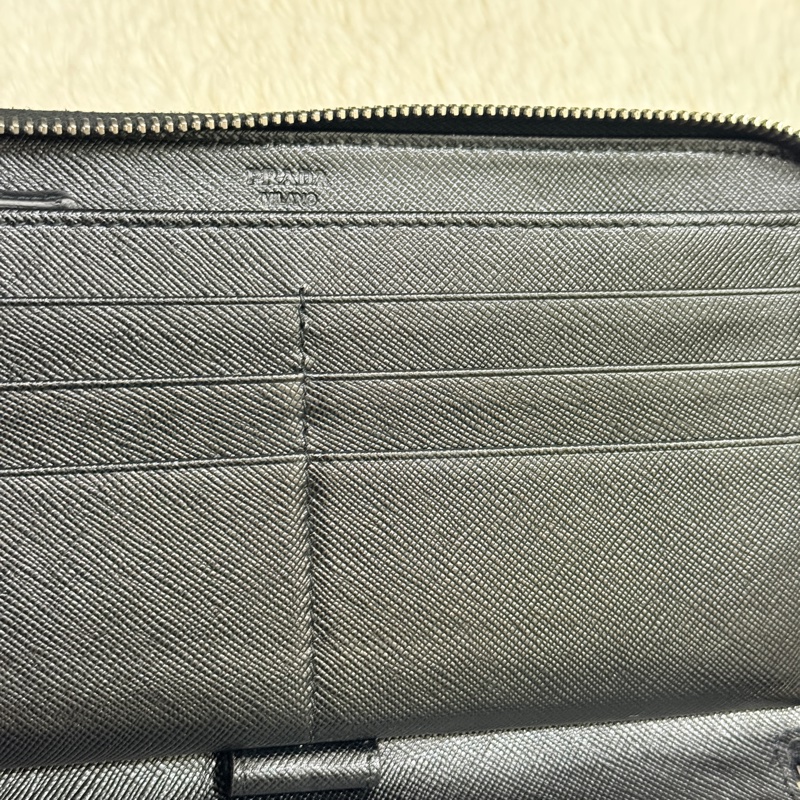 未使用✨專櫃近四萬！Prada黑色防刮牛皮拉鍊長夾  商務長夾 護照錢包 卡層多 有拉鍊零錢-30