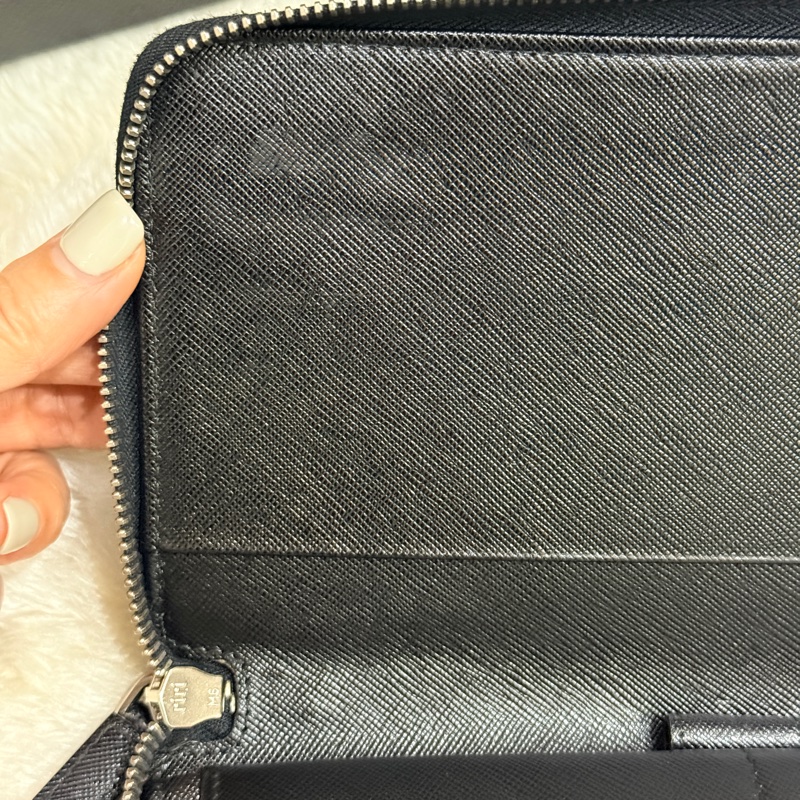 未使用✨專櫃近四萬！Prada黑色防刮牛皮拉鍊長夾  商務長夾 護照錢包 卡層多 有拉鍊零錢-33