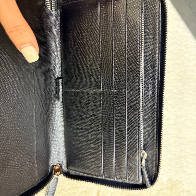 未使用✨專櫃近四萬！Prada黑色防刮牛皮拉鍊長夾  商務長夾 護照錢包 卡層多 有拉鍊零錢-40