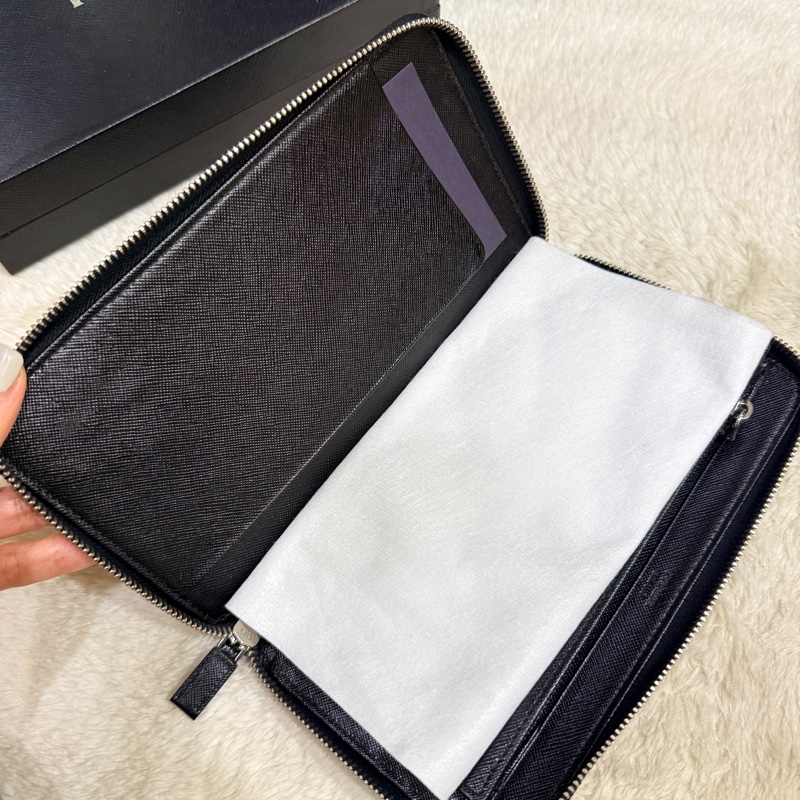 未使用✨專櫃近四萬！Prada黑色防刮牛皮拉鍊長夾  商務長夾 護照錢包 卡層多 有拉鍊零錢-42