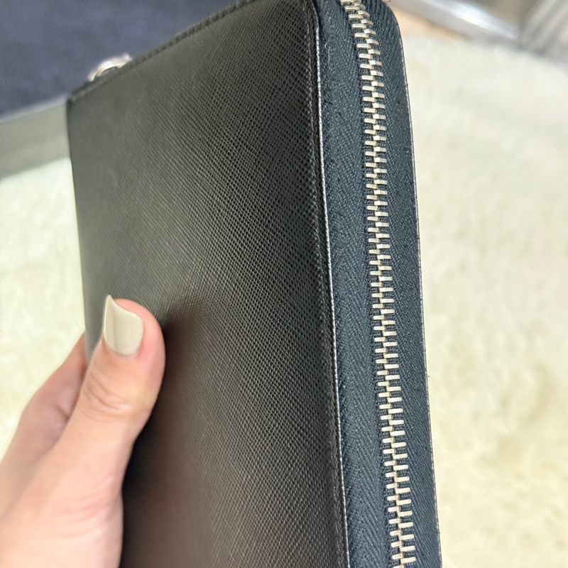 未使用✨專櫃近四萬！Prada黑色防刮牛皮拉鍊長夾  商務長夾 護照錢包 卡層多 有拉鍊零錢-44