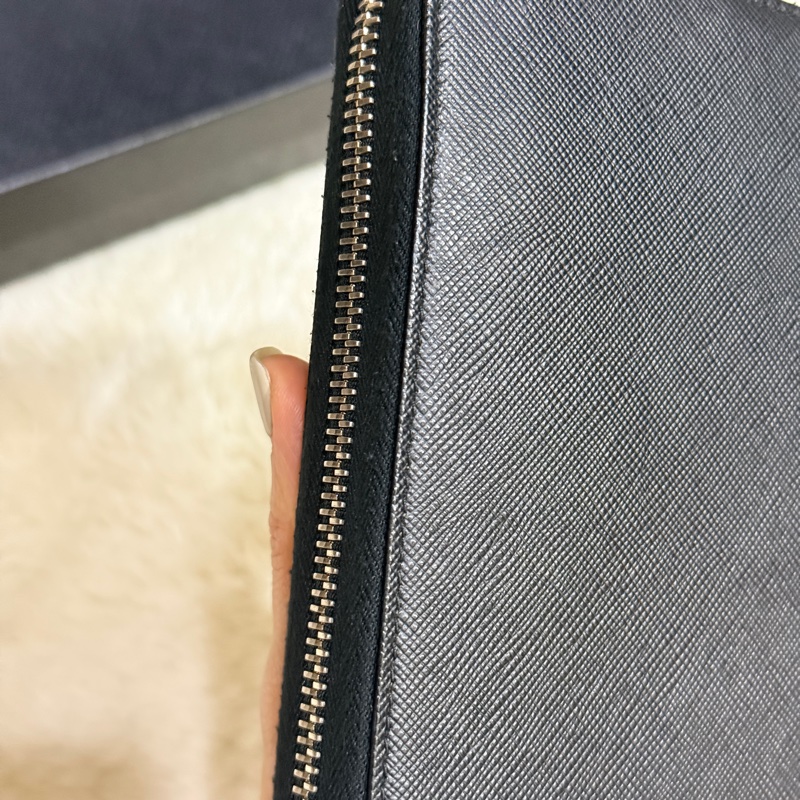 未使用✨專櫃近四萬！Prada黑色防刮牛皮拉鍊長夾  商務長夾 護照錢包 卡層多 有拉鍊零錢-47