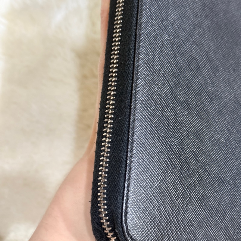 未使用✨專櫃近四萬！Prada黑色防刮牛皮拉鍊長夾  商務長夾 護照錢包 卡層多 有拉鍊零錢-49