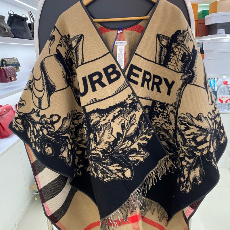 Burberry巴寶莉 雙面戰馬格紋老花圖案印花羊毛休閒兩面穿鬥篷披風 羊毛 絨線圍巾披肩 ,全新-1