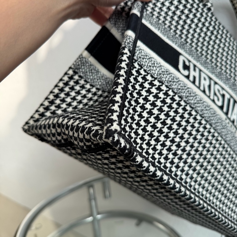 Dior黑/白色千鳥格刺繡托特包 Book tote MM-9