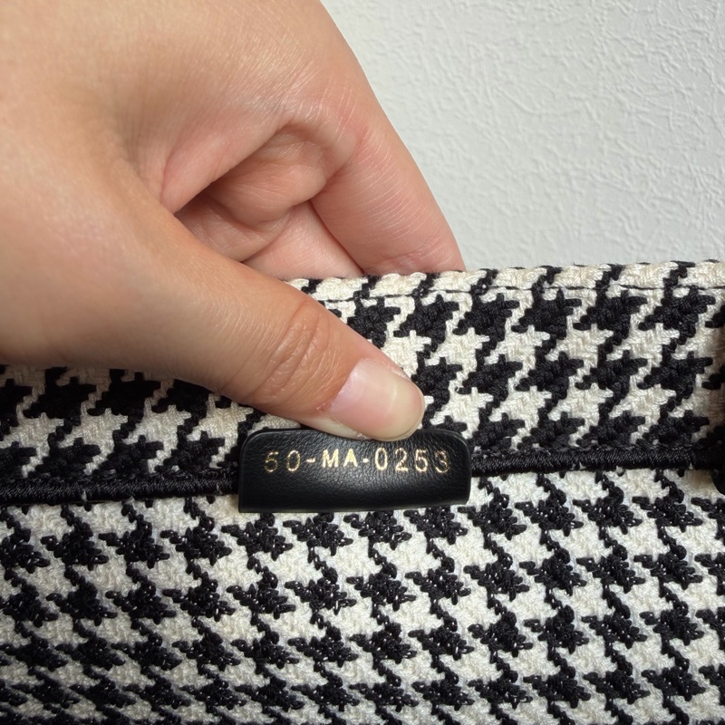 Dior黑/白色千鳥格刺繡托特包 Book tote MM-14