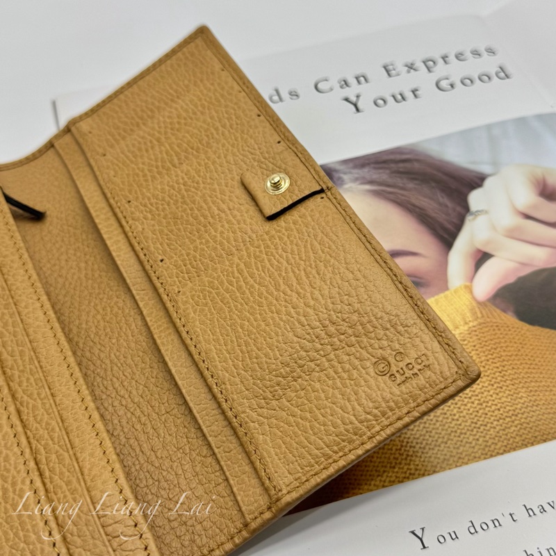 GUCCI 古馳 經典LOGO荔枝紋焦糖棕扣式長夾-2