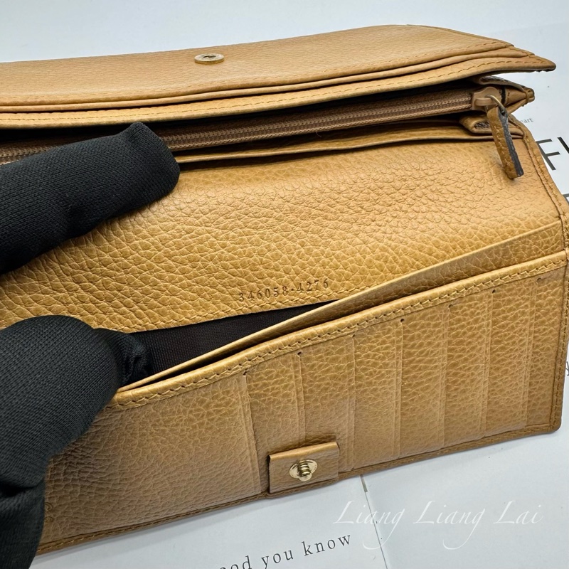 GUCCI 古馳 經典LOGO荔枝紋焦糖棕扣式長夾-3