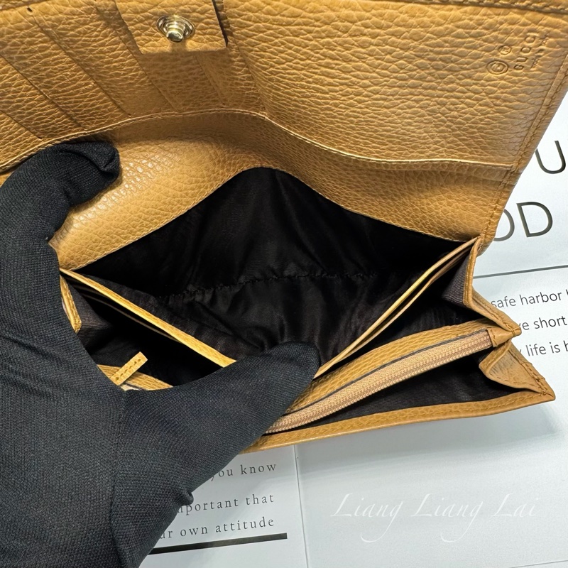 GUCCI 古馳 經典LOGO荔枝紋焦糖棕扣式長夾-7