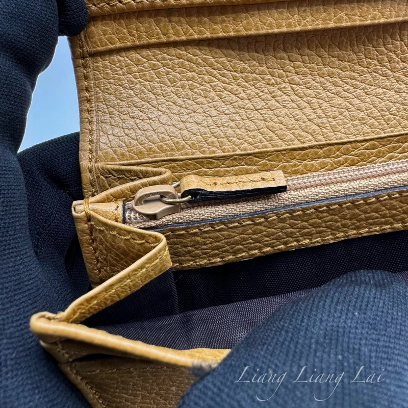 GUCCI 古馳 經典LOGO荔枝紋焦糖棕扣式長夾-10