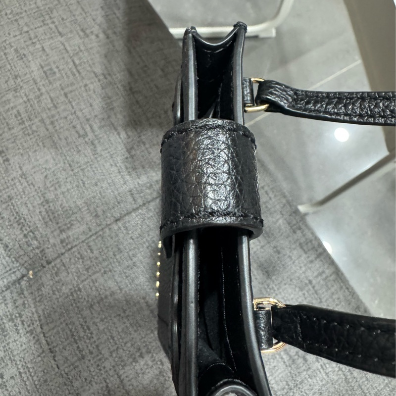 MARC JACOBS手機包(經典黑金配色)-2