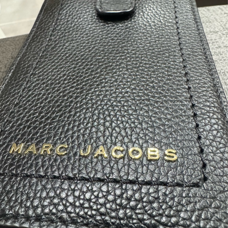 MARC JACOBS手機包(經典黑金配色)-15