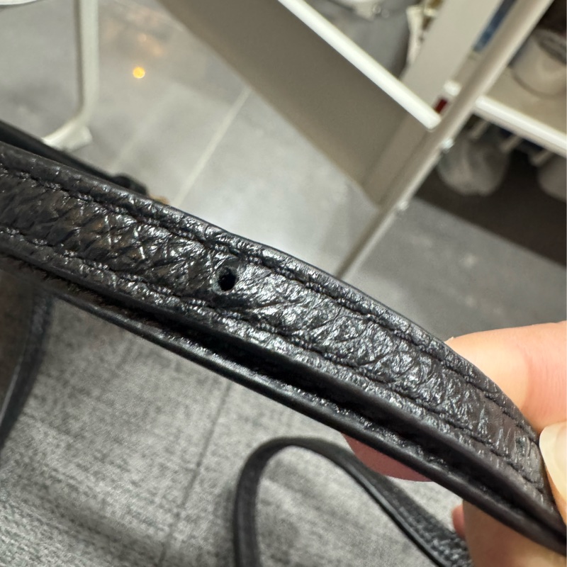 MARC JACOBS手機包(經典黑金配色)-22