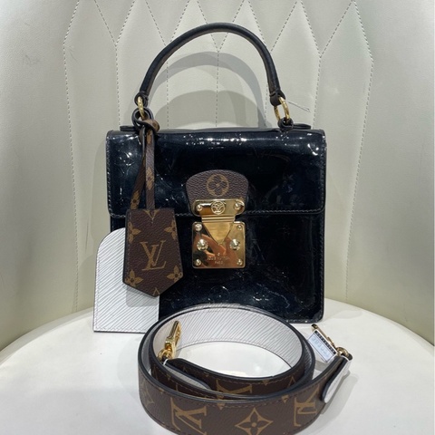 99❤️LV Spring Street黑色漆皮郵差包 金色鎖扣 手提斜挎都可以  成色幾乎全新