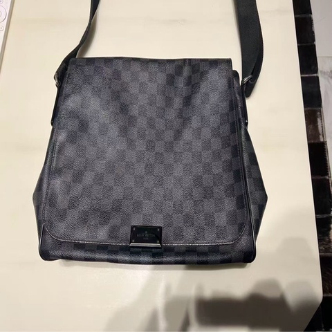 95新lv男士棋盤格斜挎包15年編碼 ，無附件