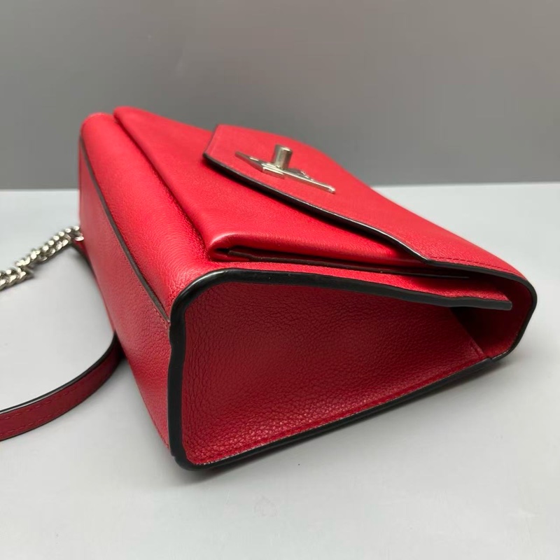 LV 97新 紅色荔枝紋Lockme鏈條包 尺寸22*16-4