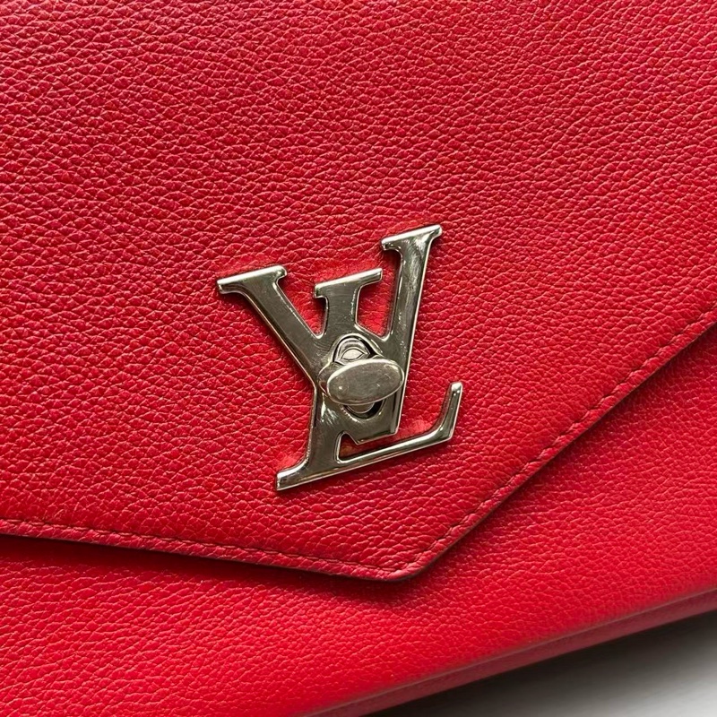 LV 97新 紅色荔枝紋Lockme鏈條包 尺寸22*16-6