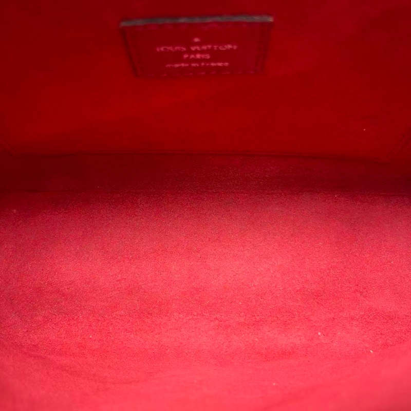 LV 97新 紅色荔枝紋Lockme鏈條包 尺寸22*16-9