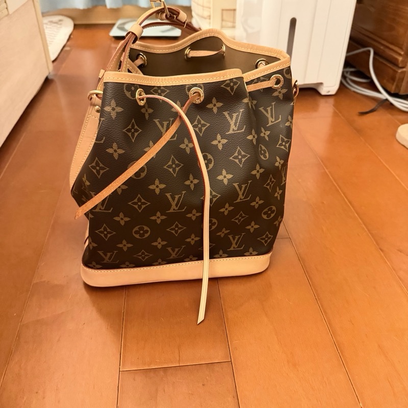 LV M40818 PETIT NOE 經典花紋束口水桶包-0