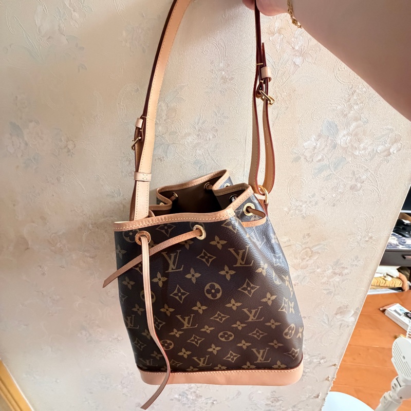 LV M40818 PETIT NOE 經典花紋束口水桶包-1