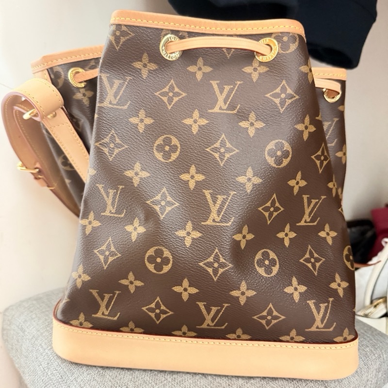 LV M40818 PETIT NOE 經典花紋束口水桶包-3