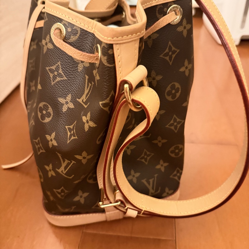 LV M40818 PETIT NOE 經典花紋束口水桶包-5
