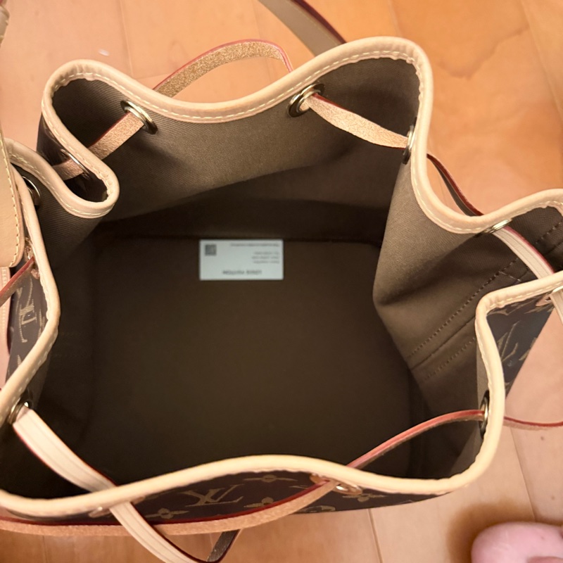 LV M40818 PETIT NOE 經典花紋束口水桶包-9