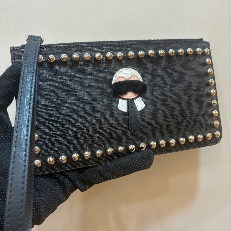 FENDI 卡爾公仔造型鉚釘防刮牛皮手拿包-0