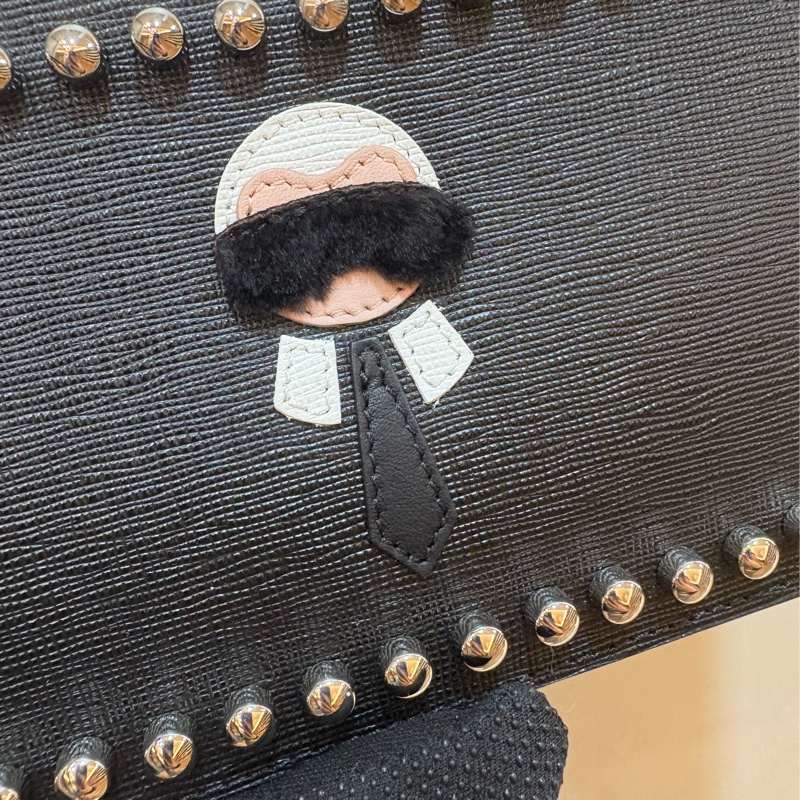 FENDI 卡爾公仔造型鉚釘防刮牛皮手拿包-1