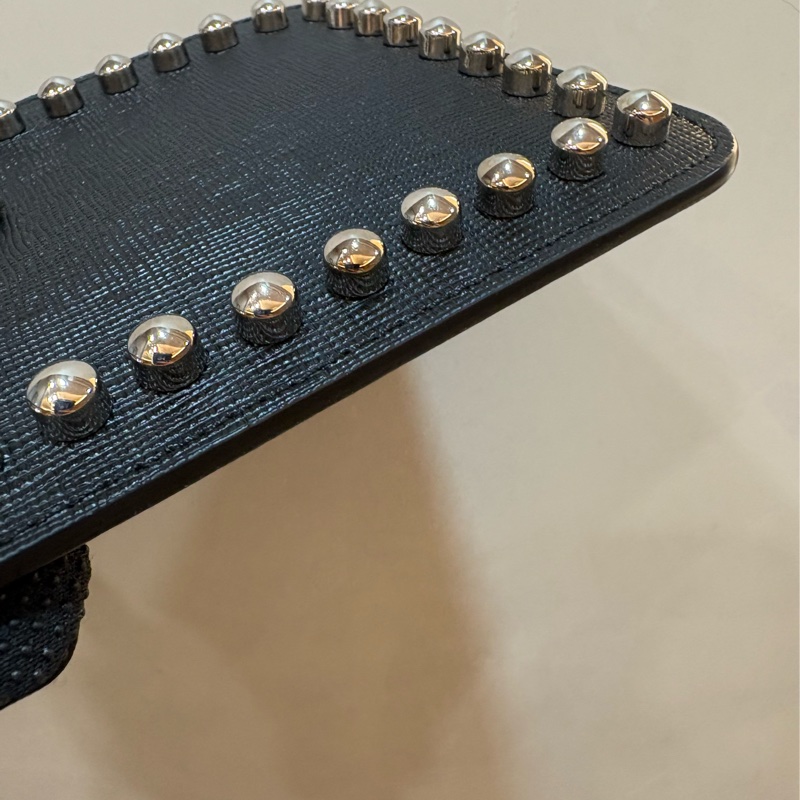 FENDI 卡爾公仔造型鉚釘防刮牛皮手拿包-2