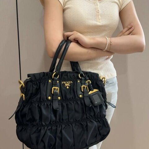 PRADA 黑色金標褶皺尼龍手提肩背包 33*25*14 98新配件塵袋保卡