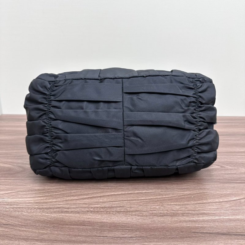 PRADA 黑色金標褶皺尼龍手提肩背包 33*25*14 98新配件塵袋保卡-5
