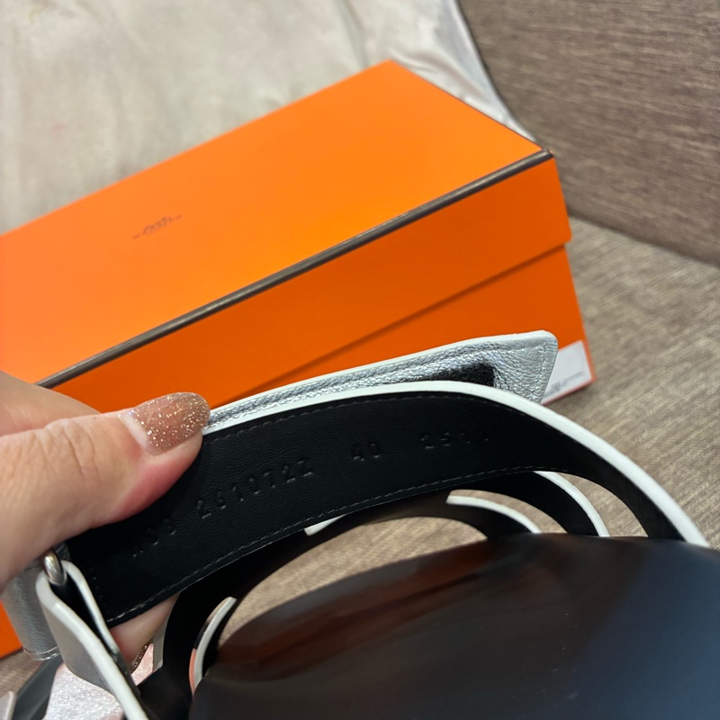 最新配色 熱騰騰🔥愛馬仕Hermes chypre 女版涼鞋 二舅拖鞋 黑銀顯白色 全新 尺寸40👑-2