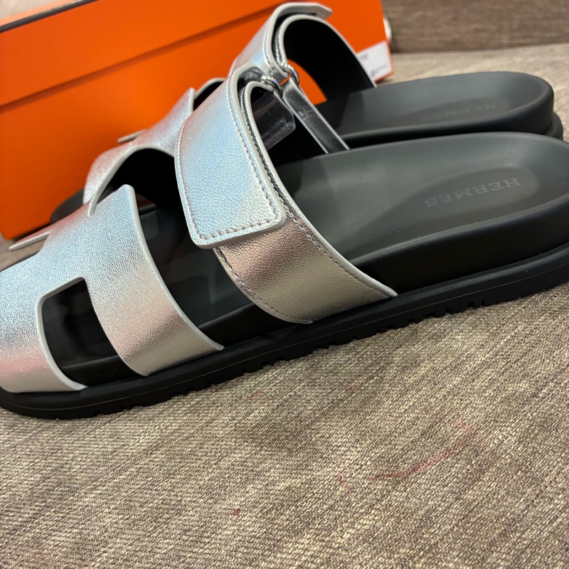 最新配色 熱騰騰🔥愛馬仕Hermes chypre 女版涼鞋 二舅拖鞋 黑銀顯白色 全新 尺寸40👑-6