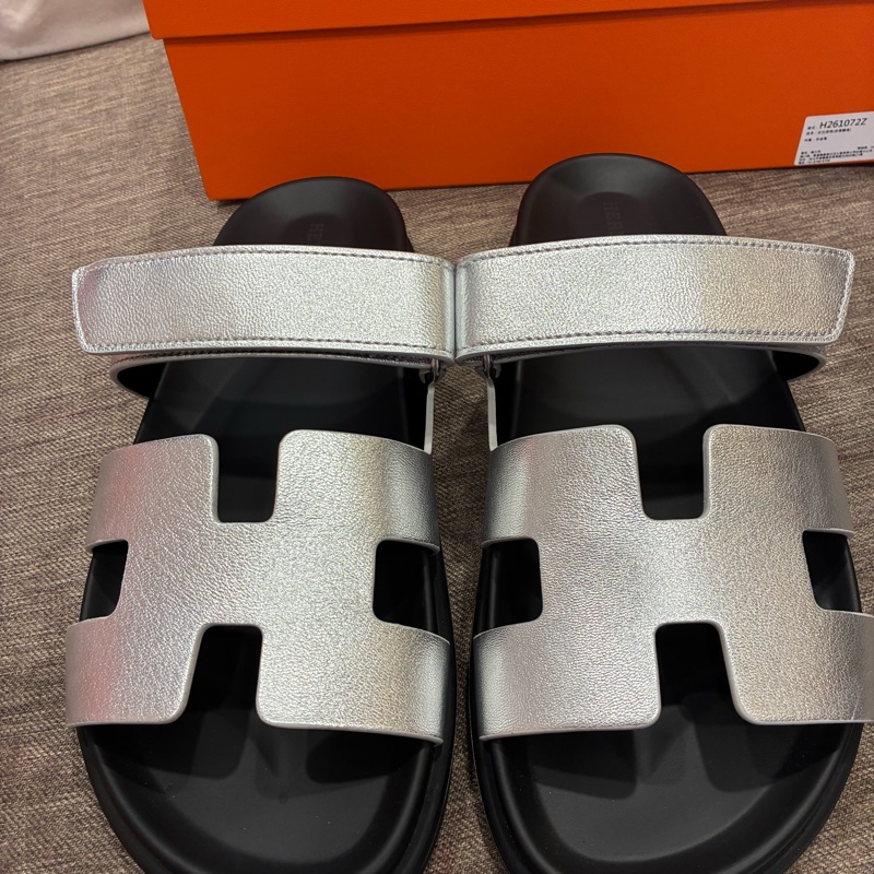 最新配色 熱騰騰🔥愛馬仕Hermes chypre 女版涼鞋 二舅拖鞋 黑銀顯白色 全新 尺寸40👑-8