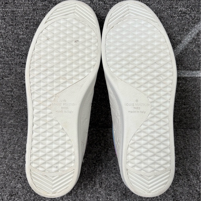 98新 LV 白色皮面老花壓花鐳射板鞋 42碼-4