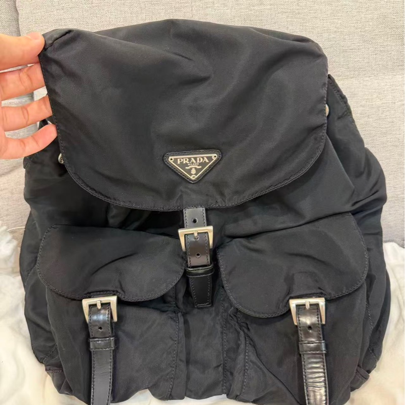 誠可議Prada 黑色雙肩包 尺寸30*16*38 9新微瑕細節私訊詢問-0