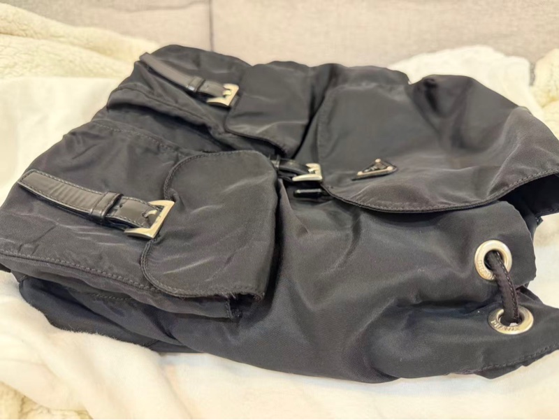 誠可議Prada 黑色雙肩包 尺寸30*16*38 9新微瑕細節私訊詢問-3