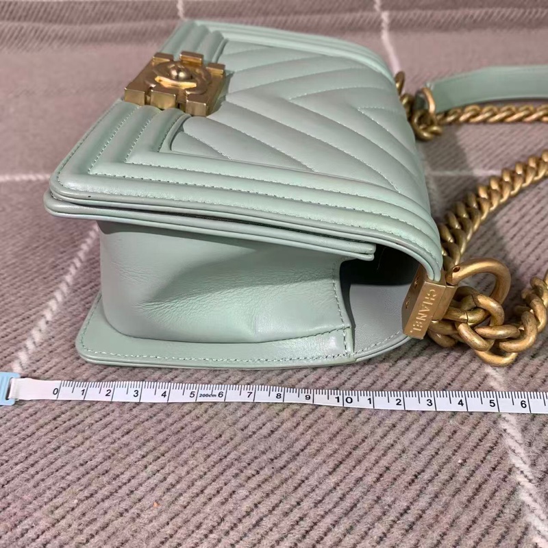 Chanel香奈兒Leboy小號V紋薄荷綠羊皮復古金扣鏈條包，鐳射25開-14