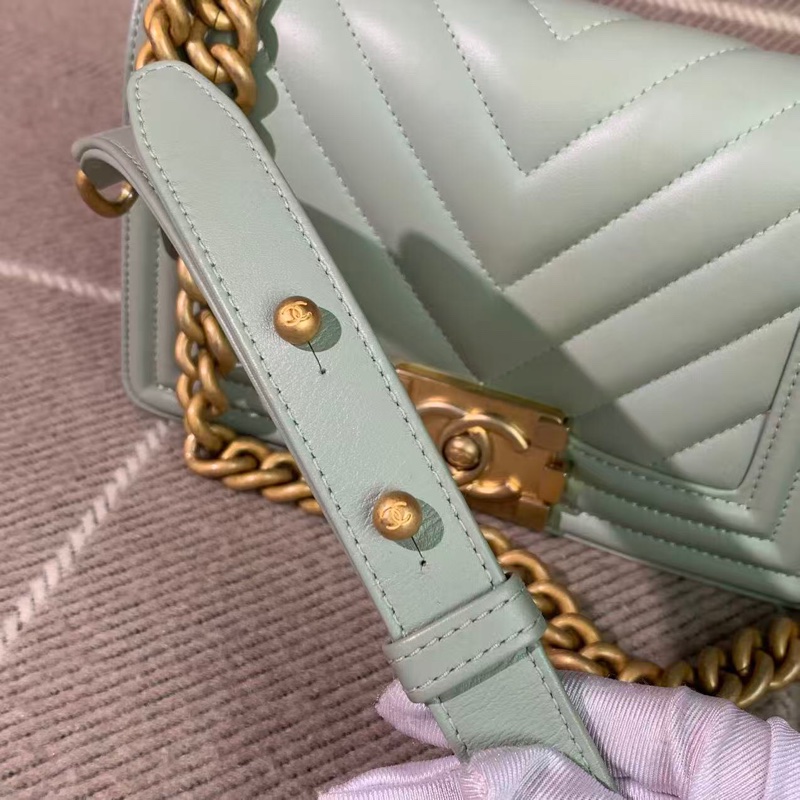 Chanel香奈兒Leboy小號V紋薄荷綠羊皮復古金扣鏈條包，鐳射25開-15