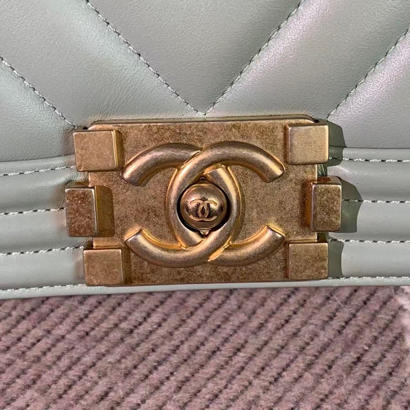 Chanel香奈兒Leboy小號V紋薄荷綠羊皮復古金扣鏈條包，鐳射25開-16
