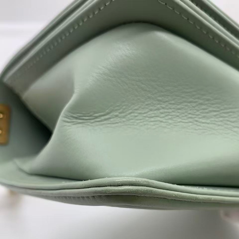 Chanel香奈兒Leboy小號V紋薄荷綠羊皮復古金扣鏈條包，鐳射25開-17