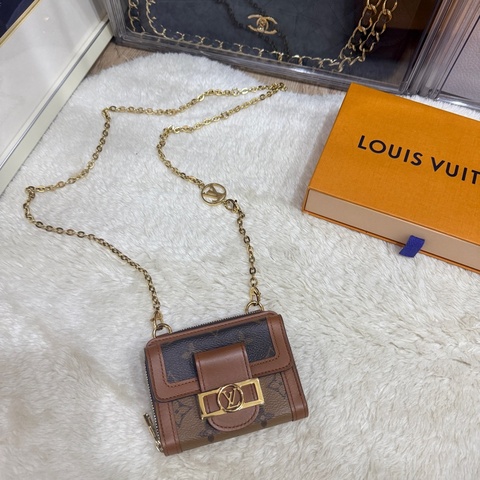 很少見的LV鏈帶斜背錢包 達芙妮 LV的拉鍊錢包出名好用 鈔票只需對折放