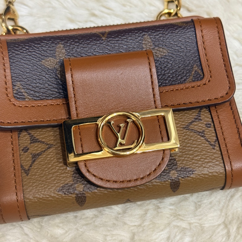 很少見的LV鏈帶斜背錢包 達芙妮 LV的拉鍊錢包出名好用 鈔票只需對折放-4