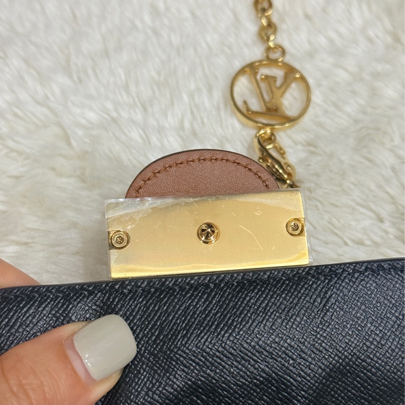 很少見的LV鏈帶斜背錢包 達芙妮 LV的拉鍊錢包出名好用 鈔票只需對折放-5