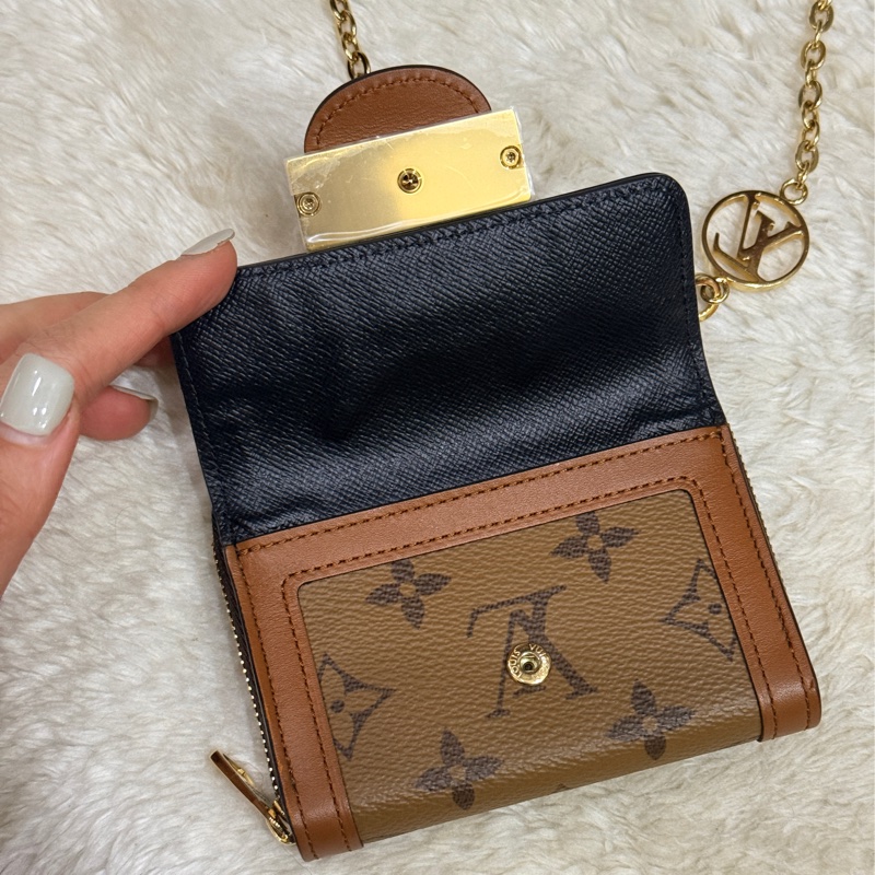 很少見的LV鏈帶斜背錢包 達芙妮 LV的拉鍊錢包出名好用 鈔票只需對折放-7