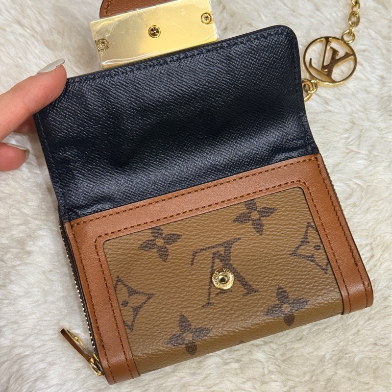 很少見的LV鏈帶斜背錢包 達芙妮 LV的拉鍊錢包出名好用 鈔票只需對折放-8