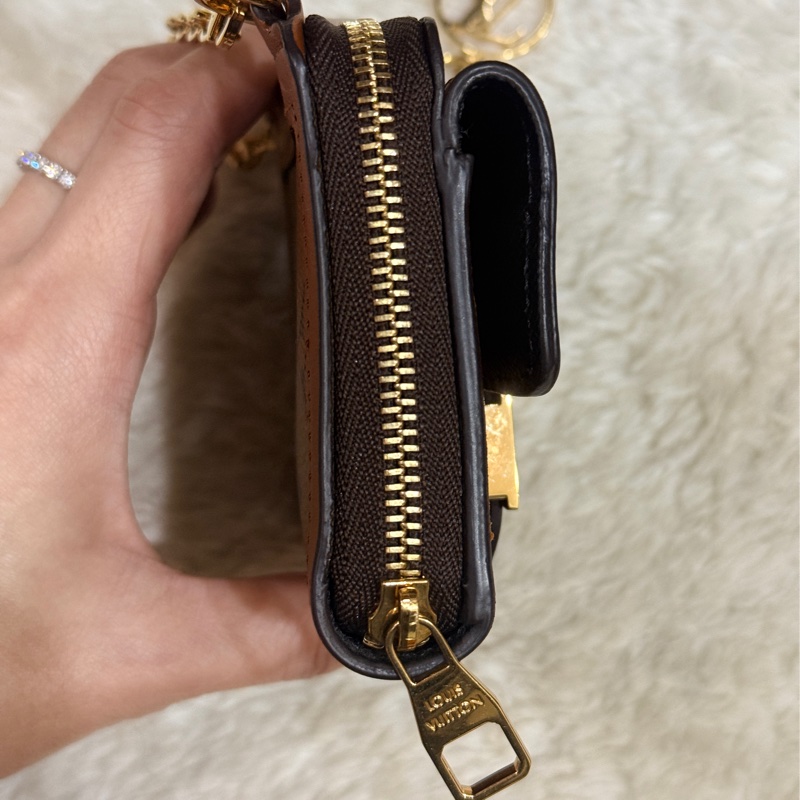 很少見的LV鏈帶斜背錢包 達芙妮 LV的拉鍊錢包出名好用 鈔票只需對折放-9
